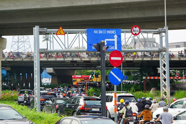Kẹt xe khắp ngã đường ở TP.HCM trong ngày đầu cấm lưu thông trên cầu vượt Nguyễn Hữu Cảnh - Ảnh 19.
