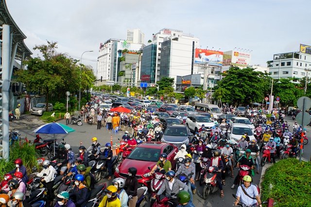 Kẹt xe khắp ngã đường ở TP.HCM trong ngày đầu cấm lưu thông trên cầu vượt Nguyễn Hữu Cảnh - Ảnh 12.