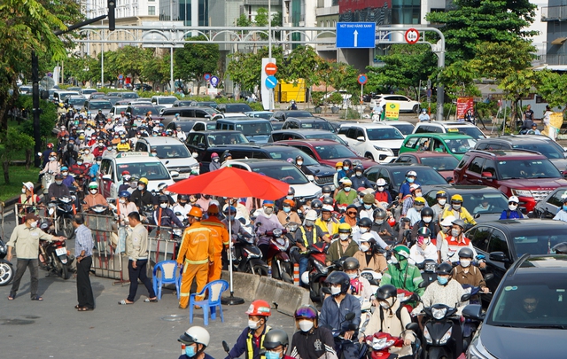 Kẹt xe khắp ngã đường ở TP.HCM trong ngày đầu cấm lưu thông trên cầu vượt Nguyễn Hữu Cảnh - Ảnh 1.