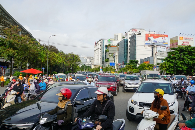Kẹt xe khắp ngã đường ở TP.HCM trong ngày đầu cấm lưu thông trên cầu vượt Nguyễn Hữu Cảnh - Ảnh 15.