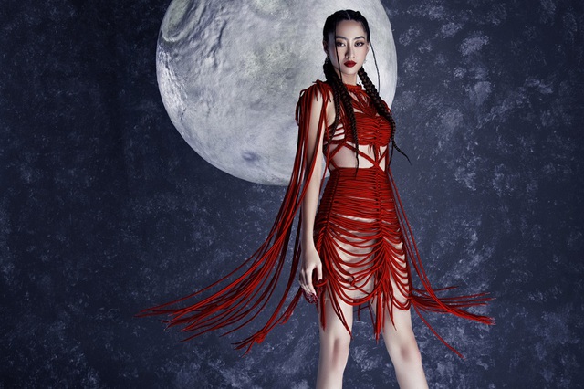 Hoa hậu Lương Thuỳ Linh mặc đầm kết từ 200 sợi dây đỏ - Ảnh 1.