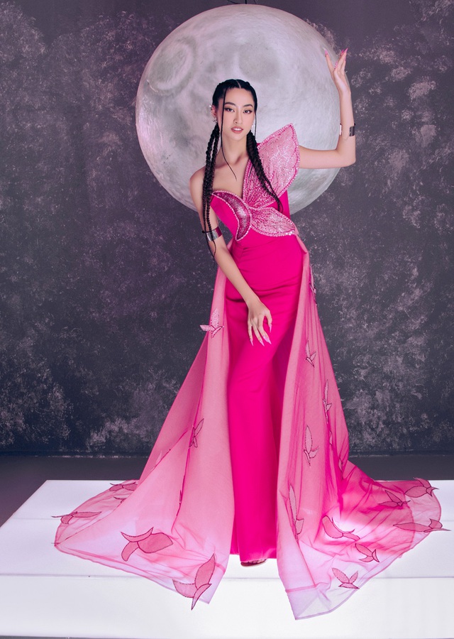 Hoa hậu Lương Thuỳ Linh mặc đầm kết từ 200 sợi dây đỏ - Ảnh 3.