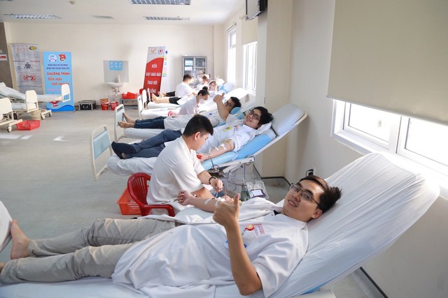 Hàng trăm cán bộ, y bác sỹ trẻ tham gia hiến máu cứu người sau bão Noru - Ảnh 2.