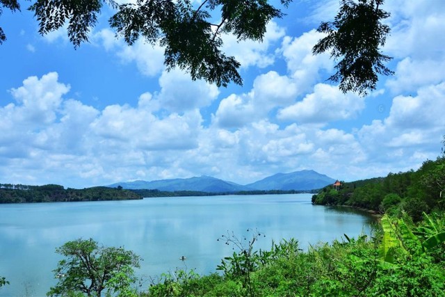 10 hồ nước đẹp nhất Việt Nam: Có nơi được gọi là &quot;Vịnh Hạ Long của Tây Nguyên&quot; - Ảnh 10.