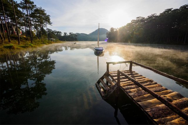10 hồ nước đẹp nhất Việt Nam: Có nơi được gọi là &quot;Vịnh Hạ Long của Tây Nguyên&quot; - Ảnh 4.