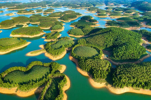 10 hồ nước đẹp nhất Việt Nam: Có nơi được gọi là &quot;Vịnh Hạ Long của Tây Nguyên&quot; - Ảnh 7.