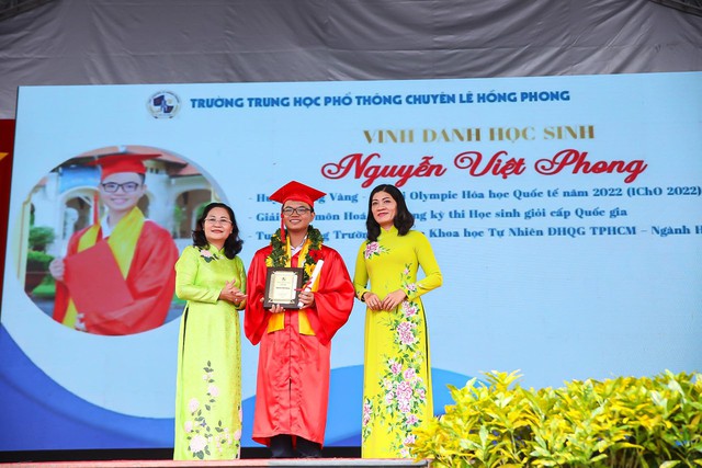 Toàn cảnh lễ khai giảng năm học mới 2022 - 2023: Ngắn mà vui, nổi bật nhất vẫn là dàn nữ sinh mặc áo dài thướt tha! - Ảnh 37.