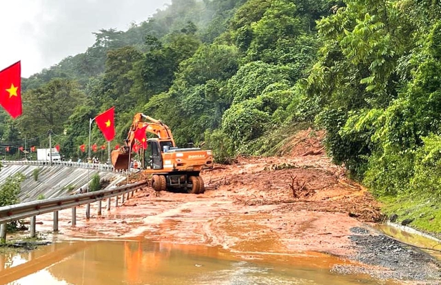 Lũ ống ập về trong đêm, nhiều nhà bị cuốn trôi, 10 trường học không thể khai giảng - Ảnh 2.