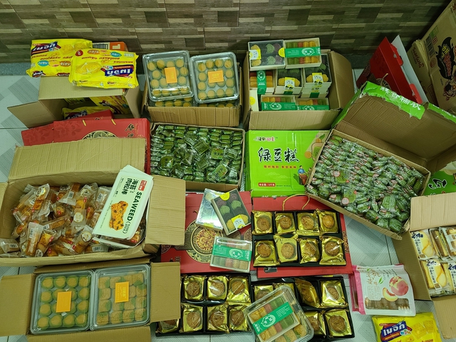 Phát hiện kho bánh trung thu không rõ nguồn gốc, xuất xứ - Ảnh 2. Phát hiện kho bánh trung thu không rõ nguồn gốc, xuất xứ - Ảnh 2.