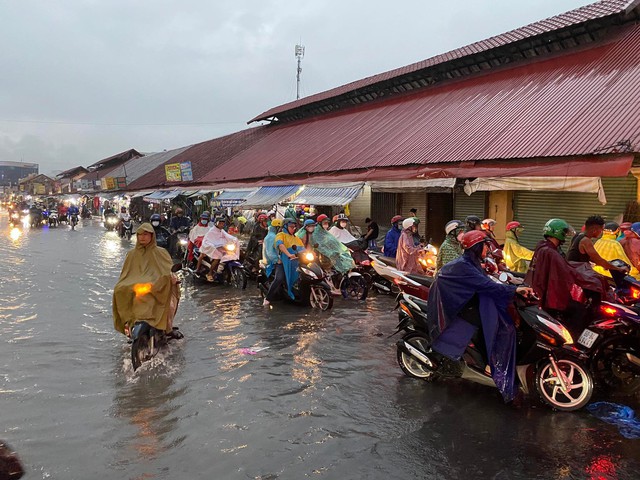 Người dân TP.HCM vật vã trong trong nước ngập và kẹt xe sau cơn mưa lớn - Ảnh 5.