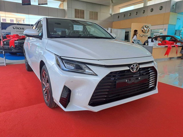 Toyota Vios ra mắt tại Lào - Ảnh 1.