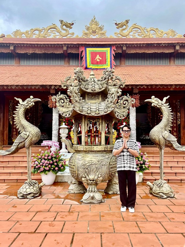 Trấn Thành, vợ chồng Trường Giang cùng dàn sao Việt tụ họp tại đền thờ tổ của NS Hoài Linh  - Ảnh 5.