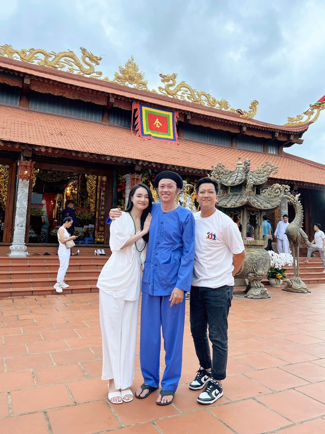 Trấn Thành, vợ chồng Trường Giang cùng dàn sao Việt tụ họp tại đền thờ tổ của NS Hoài Linh  - Ảnh 7.