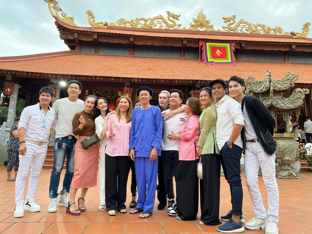 Trấn Thành, vợ chồng Trường Giang cùng dàn sao Việt tụ họp tại đền thờ tổ của NS Hoài Linh  - Ảnh 8.