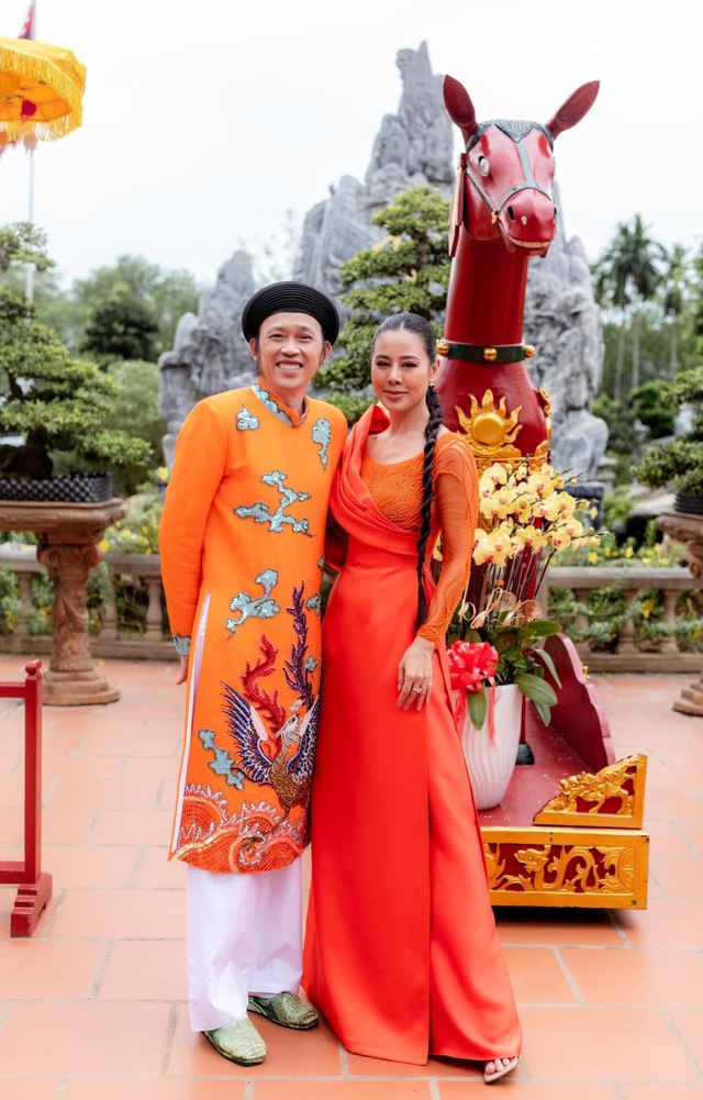 Trấn Thành, vợ chồng Trường Giang cùng dàn sao Việt tụ họp tại đền thờ tổ của NS Hoài Linh  - Ảnh 10.
