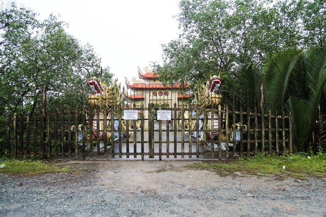 Trấn Thành, vợ chồng Trường Giang cùng dàn sao Việt tụ họp tại đền thờ tổ của NS Hoài Linh  - Ảnh 1.