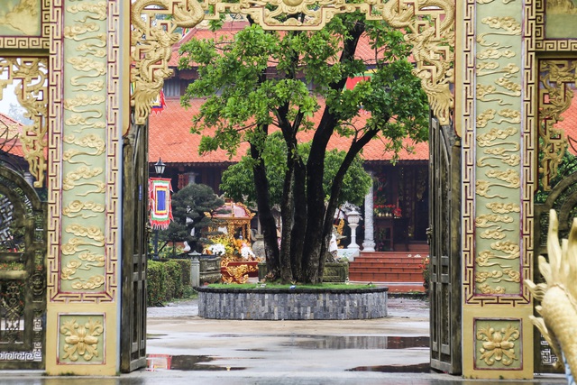 Trấn Thành, vợ chồng Trường Giang cùng dàn sao Việt tụ họp tại đền thờ tổ của NS Hoài Linh  - Ảnh 4.
