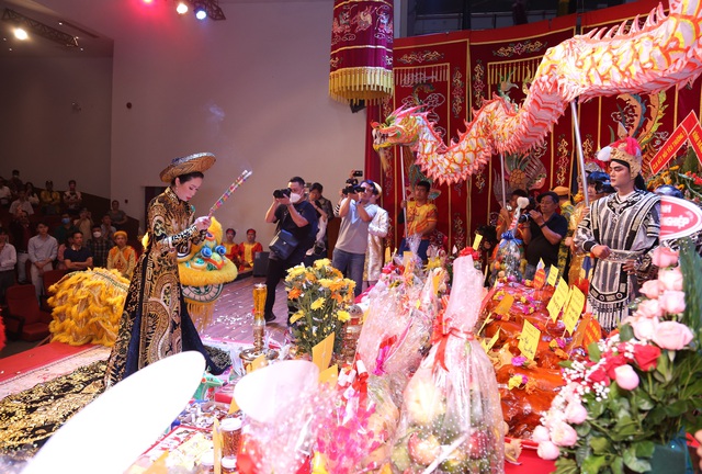Sao Việt dự giỗ tổ Sân khấu: Trịnh Kim Chi làm lễ trang nghiêm, dàn nghệ sĩ rộn ràng tề tựu  - Ảnh 9.