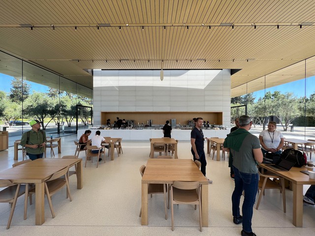 Tham quan Apple Park’s Visitor Center trước giờ iPhone 14 ra mắt: Nằm ngay cạnh trụ sở phi thuyền tỷ đô, tín đồ Apple đã vào là xác định! - Ảnh 6.