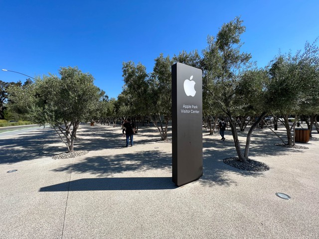 Tham quan Apple Park’s Visitor Center trước giờ iPhone 14 ra mắt: Nằm ngay cạnh trụ sở phi thuyền tỷ đô, tín đồ Apple đã vào là xác định! - Ảnh 1.