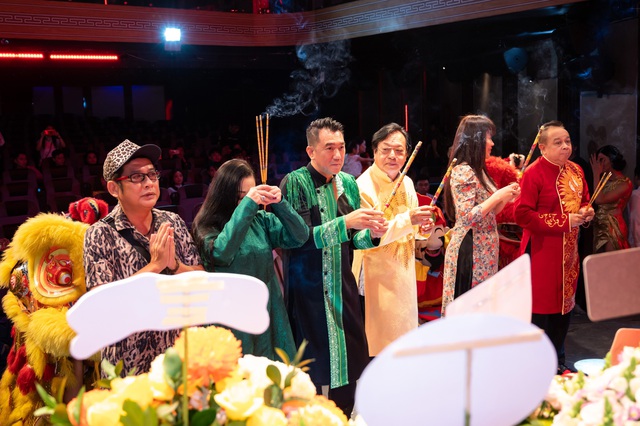 Sao Việt dự giỗ tổ Sân khấu: Trịnh Kim Chi làm lễ trang nghiêm, dàn nghệ sĩ rộn ràng tề tựu  - Ảnh 25.