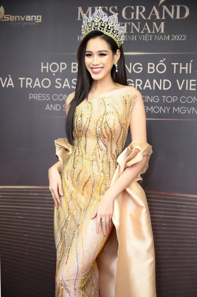 Thảm đỏ Miss Grand Vietnam 2022: Thùy Tiên nổi bật cùng các Hoa hậu quốc tế, dàn thí sinh đổ bộ nhận sash - Ảnh 3.