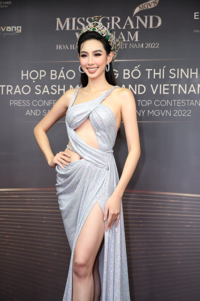 Thảm đỏ Miss Grand Vietnam 2022: Thùy Tiên nổi bật cùng các Hoa hậu quốc tế, dàn thí sinh đổ bộ nhận sash - Ảnh 1.