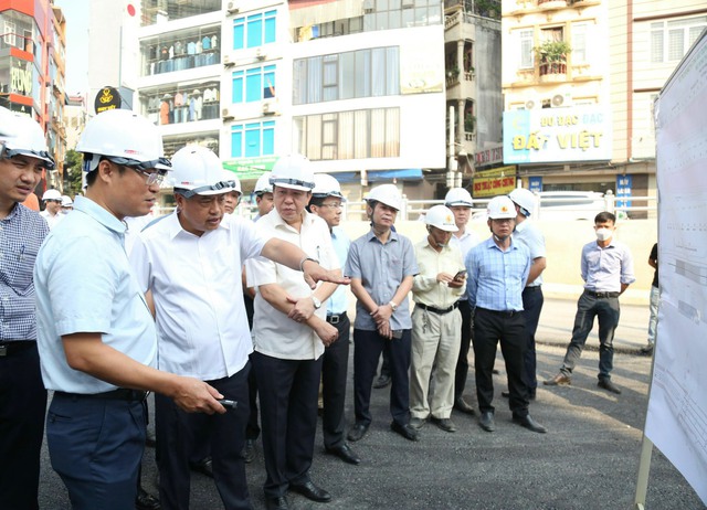 Chủ tịch Hà Nội kiểm tra tiến độ thi công các dự án giao thông trọng điểm - Ảnh 2.