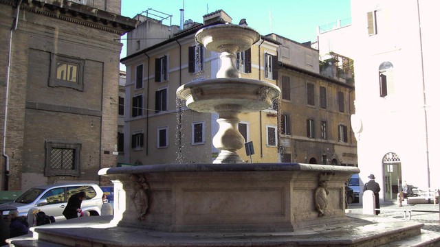 Du khách Mỹ bị phạt tới 450 USD chỉ vì ăn uống trên đài phun nước ở Rome - Ảnh 1.