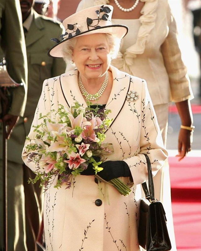 Nữ hoàng Elizabeth II có lối sống tiết kiệm đến mức nào?  - Ảnh 5.