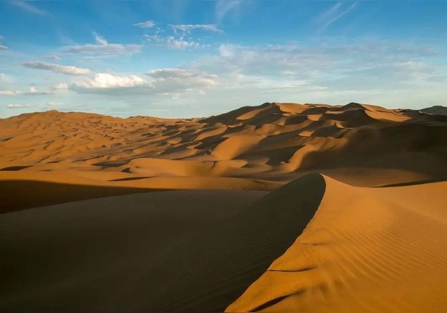 Bên dưới lớp cát dày của sa mạc Sahara ở Châu Phi có gì? - Ảnh 2.