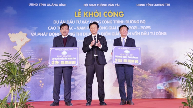 Khởi công dự án đường cao tốc Bắc Nam tuyến Vạn Ninh – Cam Lộ: Doanh nghiệp trao 2 tỷ đồng hỗ trợ người nghèo - Ảnh 2.