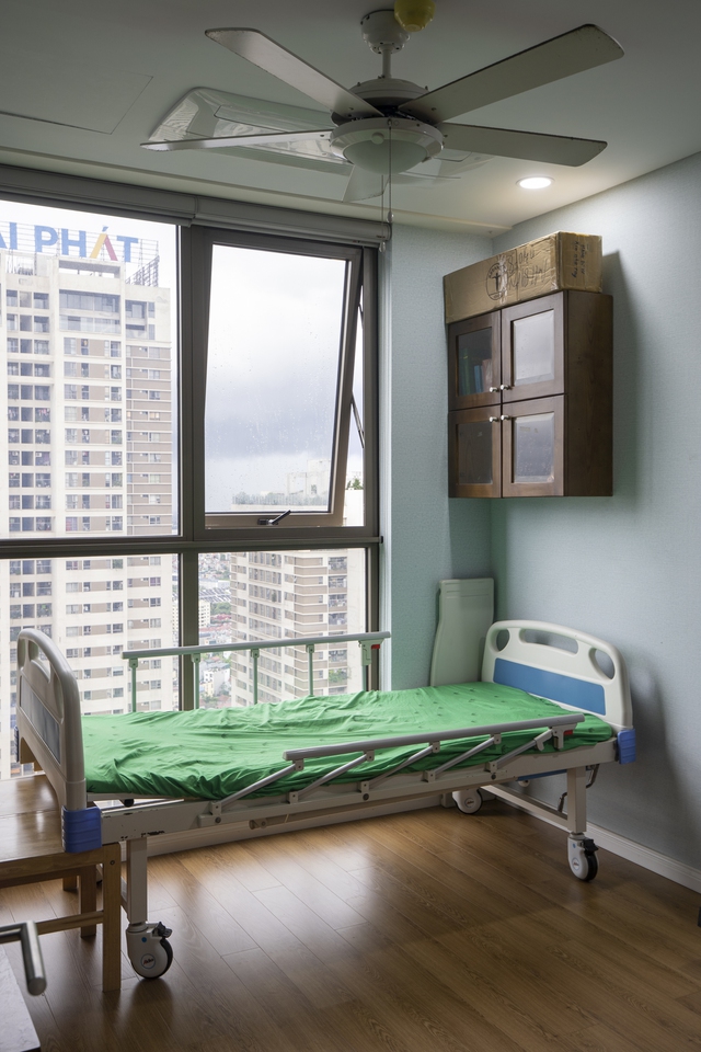 Mong bố mắc bệnh Parkinson có không gian sống tươi mới hơn, con trai đầu tư cải tạo toàn bộ phòng, kết quả cực bất ngờ! - Ảnh 4.