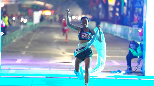 Đỗ Thị Oanh, Nguyễn Quốc Luật lên ngôi tại giải bán Marathon Quốc tế Việt Nam 2023  - Ảnh 1.