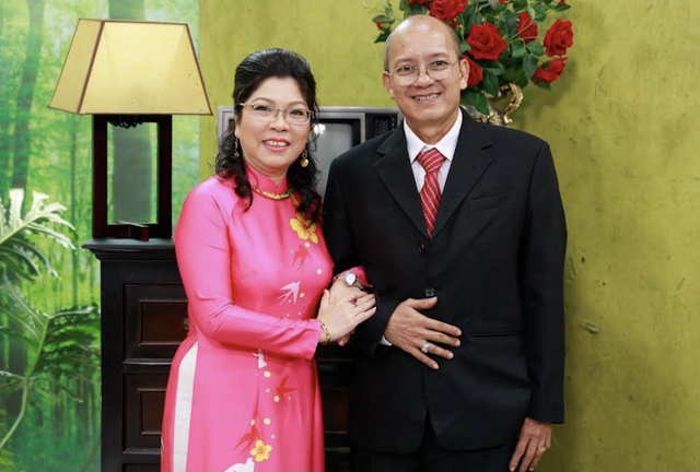 Đôi vợ chồng kết hôn hơn 32 năm vẫn hạnh phúc: Luôn dành cho nhau sự tin tưởng - Ảnh 1.