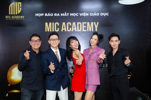 MC Quang Huy mời Trác Thúy Miêu, Tùng Leo dạy kỹ năng nói chuyên nghiệp - Ảnh 2.