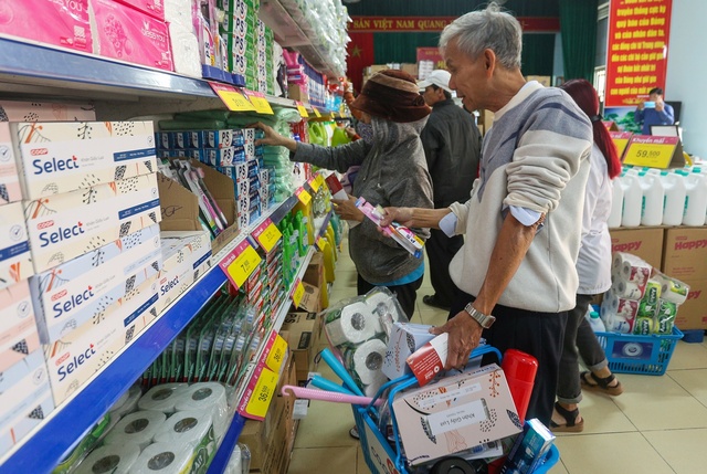 Ấm lòng chợ nhân ái giúp 4.900 hộ dân khó khăn, trẻ mồ côi tại Đà Nẵng sắm Tết không mất tiền - Ảnh 2.