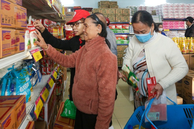 Ấm lòng chợ nhân ái giúp 4.900 hộ dân khó khăn, trẻ mồ côi tại Đà Nẵng sắm Tết không mất tiền - Ảnh 3.