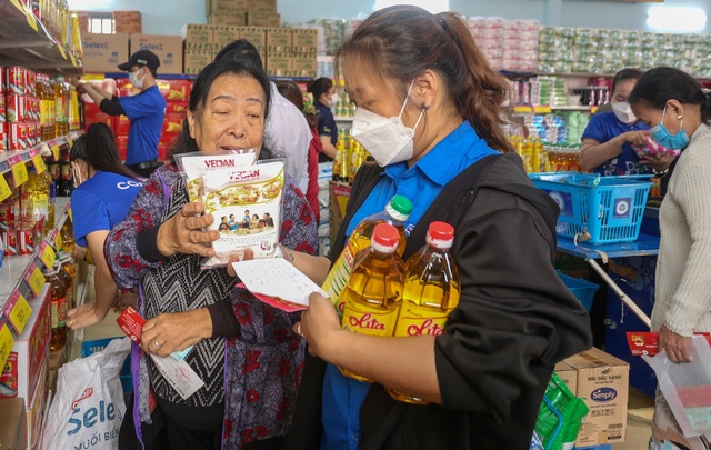 Ấm lòng chợ nhân ái giúp 4.900 hộ dân khó khăn, trẻ mồ côi tại Đà Nẵng sắm Tết không mất tiền - Ảnh 4.
