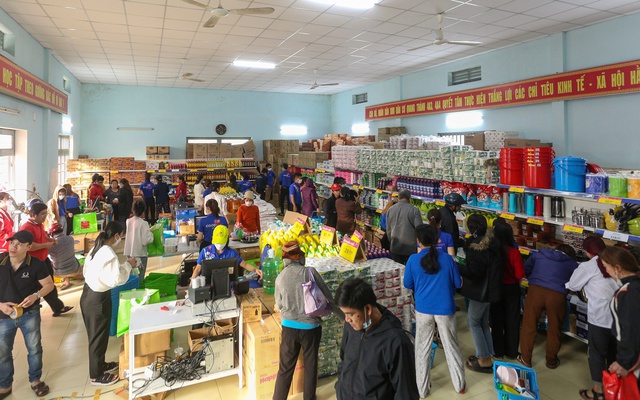 Ấm lòng chợ nhân ái giúp 4.900 hộ dân khó khăn, trẻ mồ côi tại Đà Nẵng sắm Tết không mất tiền - Ảnh 1.