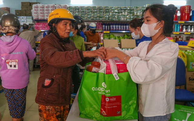Ấm lòng chợ nhân ái giúp 4.900 hộ dân khó khăn, trẻ mồ côi tại Đà Nẵng sắm Tết không mất tiền - Ảnh 9.