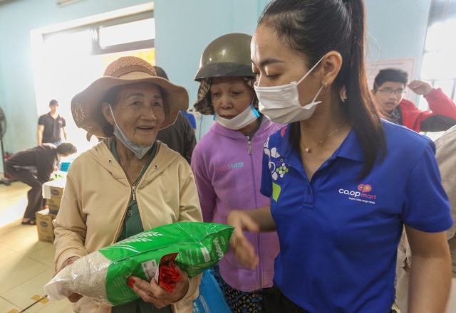 Ấm lòng chợ nhân ái giúp 4.900 hộ dân khó khăn, trẻ mồ côi tại Đà Nẵng sắm Tết không mất tiền - Ảnh 5.