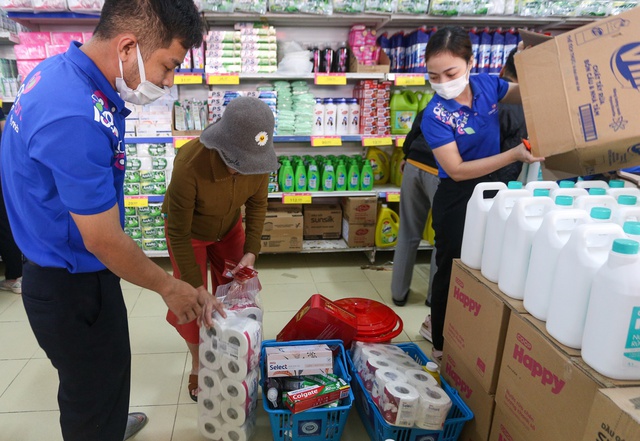 Ấm lòng chợ nhân ái giúp 4.900 hộ dân khó khăn, trẻ mồ côi tại Đà Nẵng sắm Tết không mất tiền - Ảnh 7.