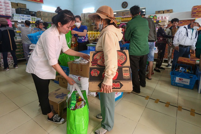 Ấm lòng chợ nhân ái giúp 4.900 hộ dân khó khăn, trẻ mồ côi tại Đà Nẵng sắm Tết không mất tiền - Ảnh 8.