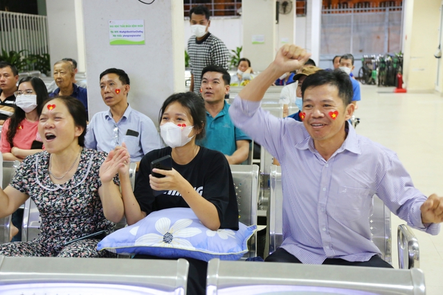 Tạm quên nỗi đau bệnh tật, hàng trăm thân nhân, bệnh nhân tại BV Chợ Rẫy &quot;tiếp sức&quot; tuyển Việt Nam đá chung kết - Ảnh 6.