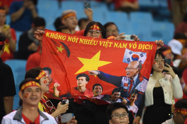 Chung kết AFF Cup: CĐV Việt Nam tri ân HLV Park Hang Seo trước trận đấu ĐT Việt Nam &quot;đại chiến&quot; tuyển Thái Lan - Ảnh 7.
