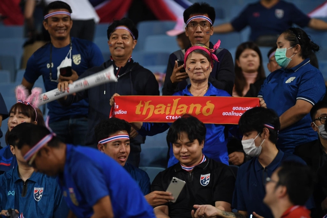 Chung kết AFF Cup: CĐV Việt Nam tri ân HLV Park Hang Seo trước trận đấu ĐT Việt Nam &quot;đại chiến&quot; tuyển Thái Lan - Ảnh 12.