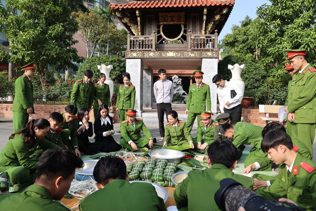Chùm ảnh: Chuyến xe đưa 300 học viên Học viện Cảnh sát nhân dân có hoàn cảnh khó khăn về quê ăn Tết - Ảnh 9.