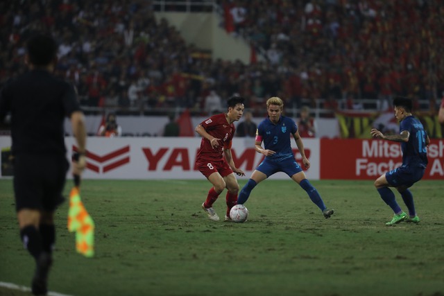[Trực tiếp] Chung kết lượt đi AFF Cup 2022 đội tuyển Việt Nam vs đội tuyển Thái Lan: Hai đội hòa nhau với tỷ số 2-2 - Ảnh 4.