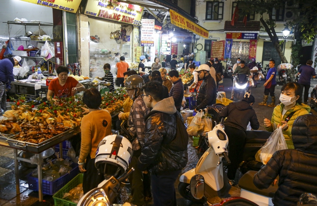 Người Hà Nội chen chân, chi hàng triệu đồng mua đồ lễ ở khu chợ nhà giàu phố cổ Hà Nội - Ảnh 1.